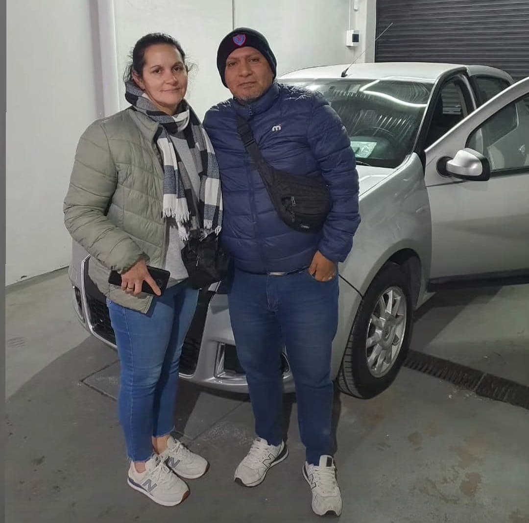 Pareja con auto